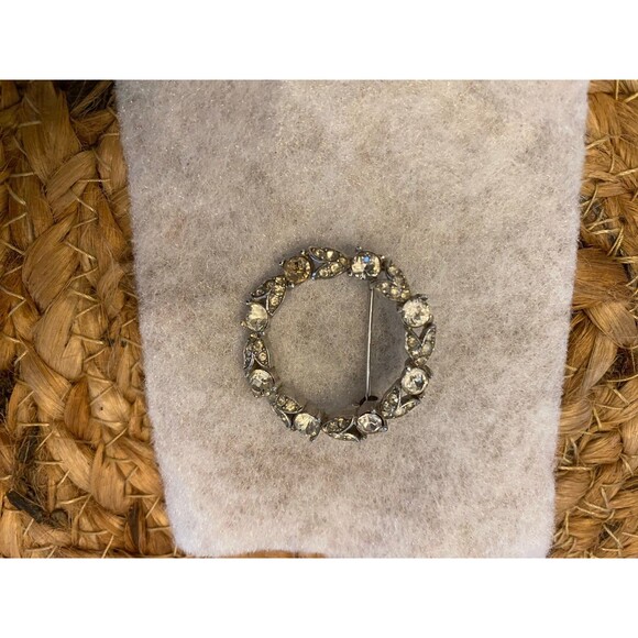 Vintage Crown Trifari Rhinestone Circle Wreath Pin Brooch Patent 151914 - Picture 3 of 9